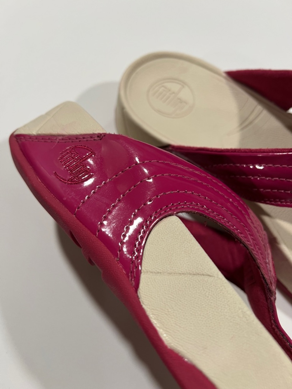Fitflop - 7, Women's Magenta Patent flip flops, Sandals - Picture 5 of 8